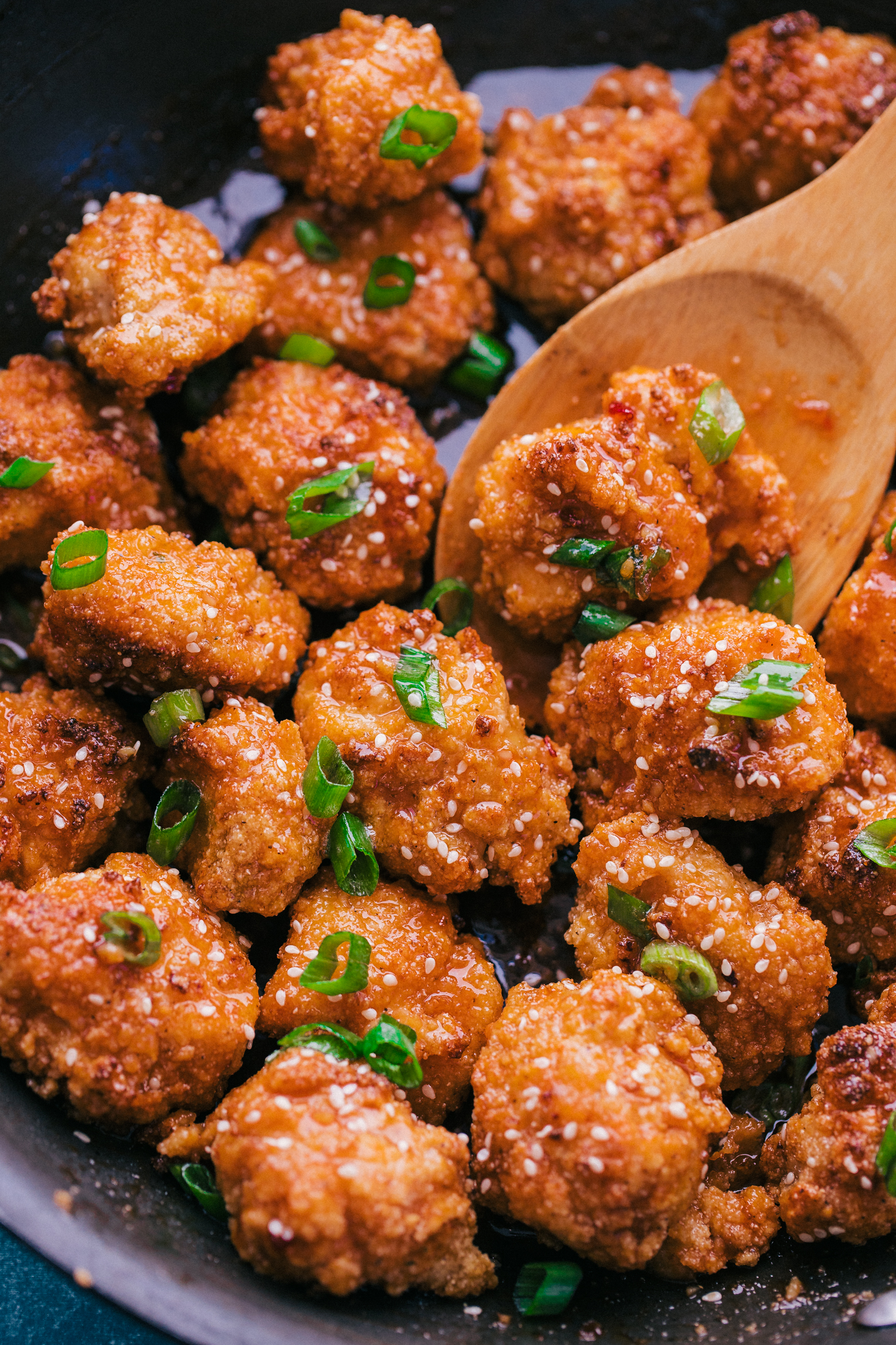 https://thefoodcafe.com/wp-content/uploads/2018/01/Crispy-Honey-Sriracha-Chicken-15.jpg